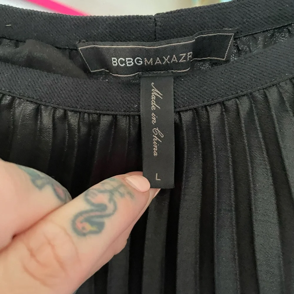 BCBG Asymmetrical black and white pleated skirt size L- fits like a 10-12 - Picture 3 of 6